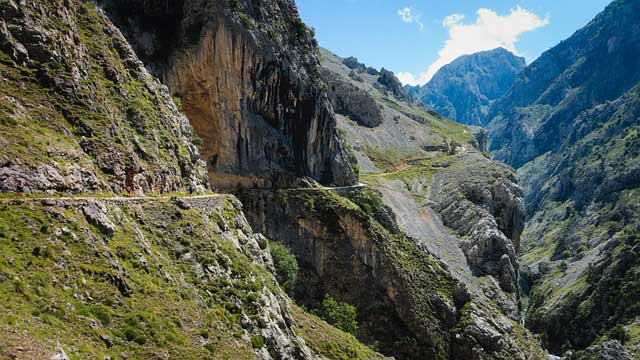 Picos de Europa: Die schönsten Tal- und Bergwanderungen. 