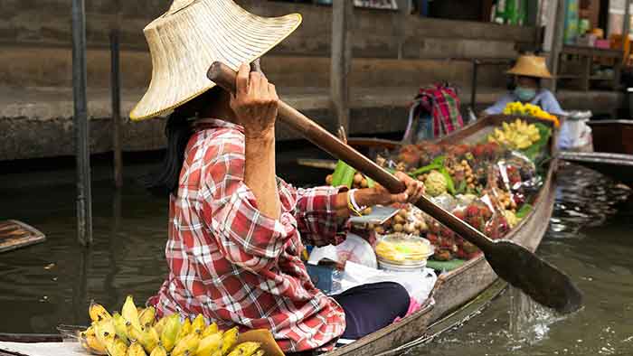 Magischer Nachtmarkt bei Bangkok erleben