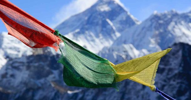 Nepal - gebirgiges Land - wo Cannabis wild wächst.