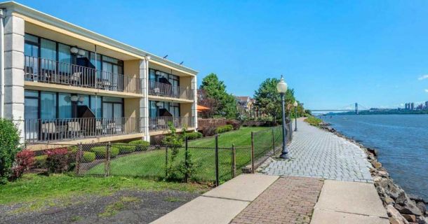 Comfort Inn Edgewater on Hudson River