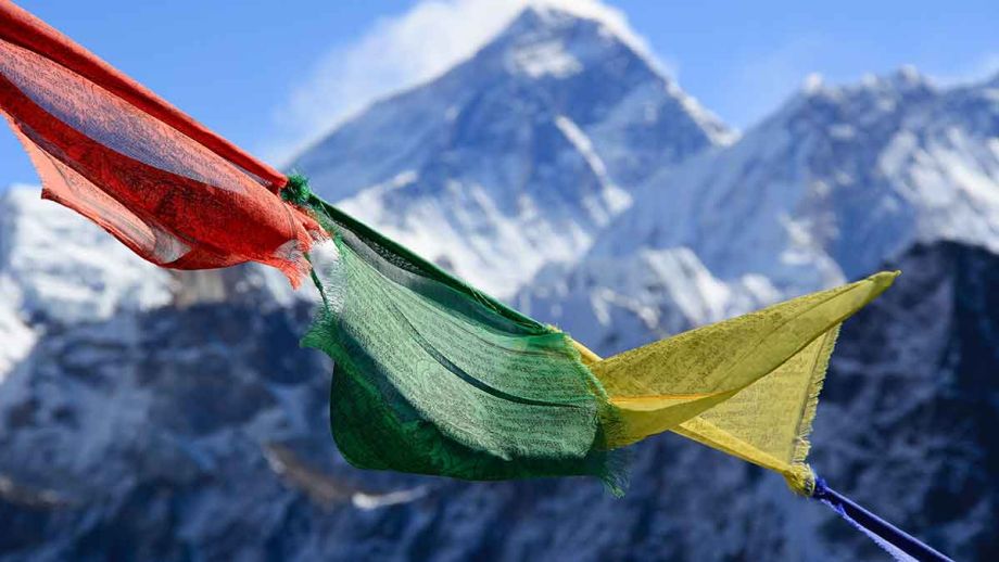 Nepal - gebirgiges Land - wo Cannabis wild wächst.