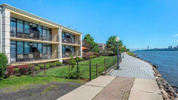 Comfort Inn Edgewater on Hudson River