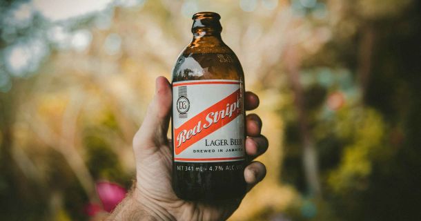 Entdecke Jamaikas Kultur: Ein Urlaub mit Red Stripe und Cannabis